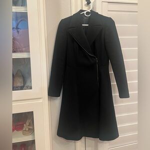 Elie Tahari Elegant Black wool Coat in like new condition. Size small